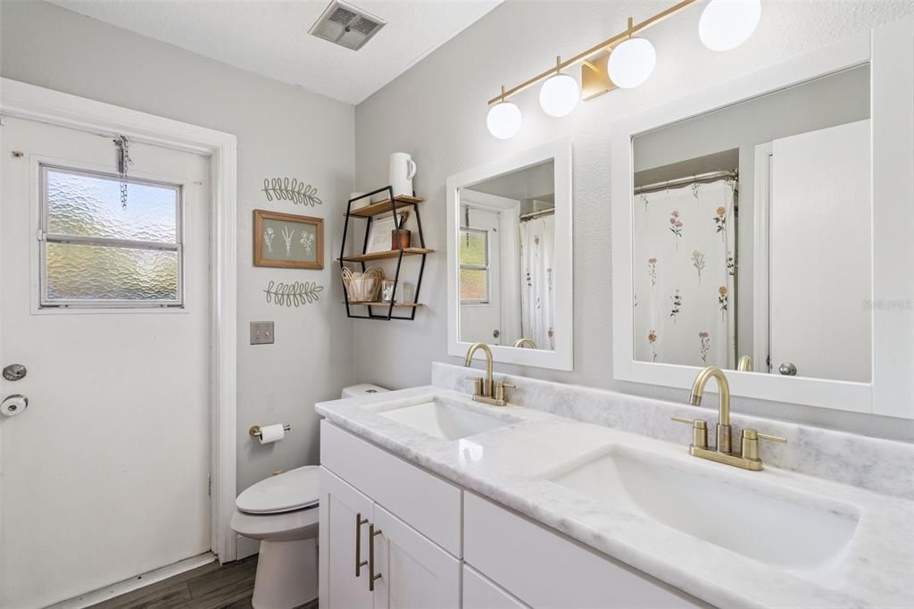 На продажу: $449,000 (4 спален, 2 ванн, 1812 Квадратных фут)