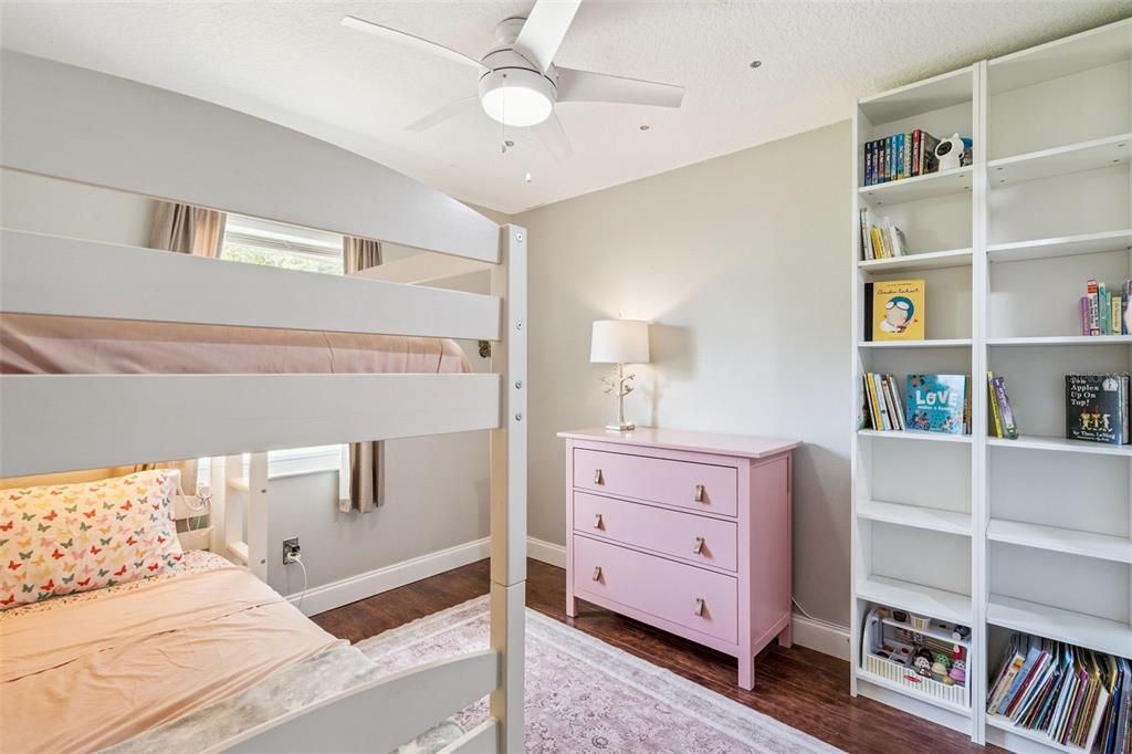 На продажу: $449,000 (4 спален, 2 ванн, 1812 Квадратных фут)