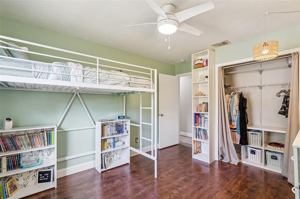 На продажу: $449,000 (4 спален, 2 ванн, 1812 Квадратных фут)