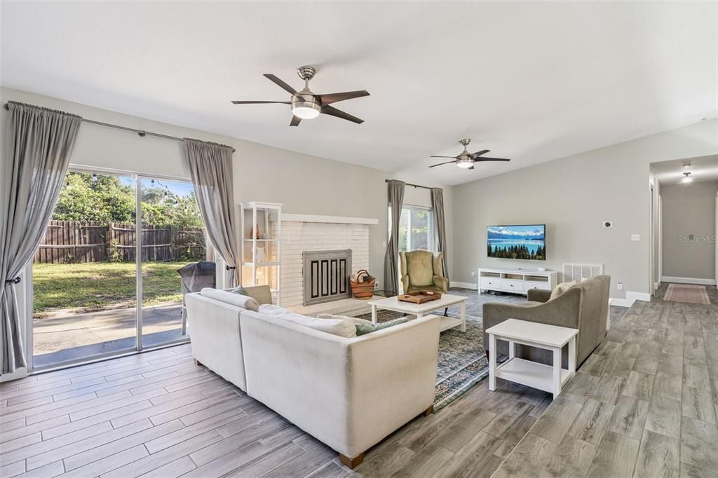 На продажу: $449,000 (4 спален, 2 ванн, 1812 Квадратных фут)