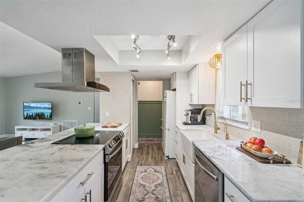 На продажу: $449,000 (4 спален, 2 ванн, 1812 Квадратных фут)