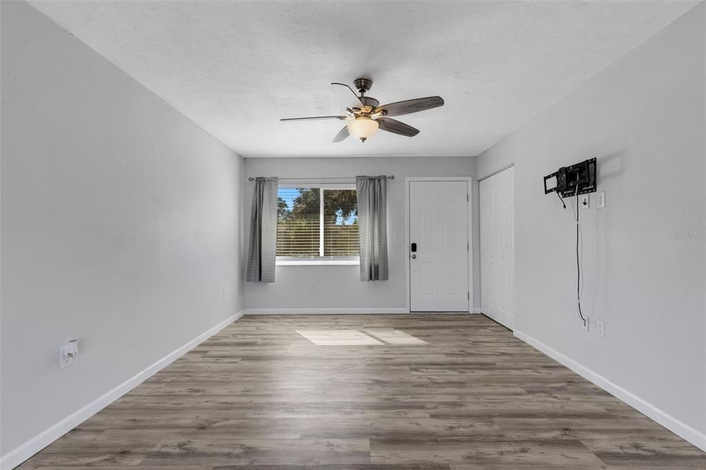 For Sale: $320,000 (2 beds, 2 baths, 988 Square Feet)