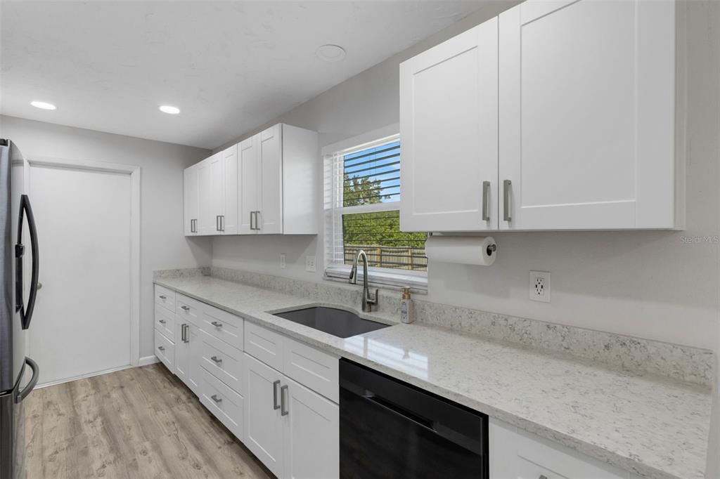 For Sale: $320,000 (2 beds, 2 baths, 988 Square Feet)