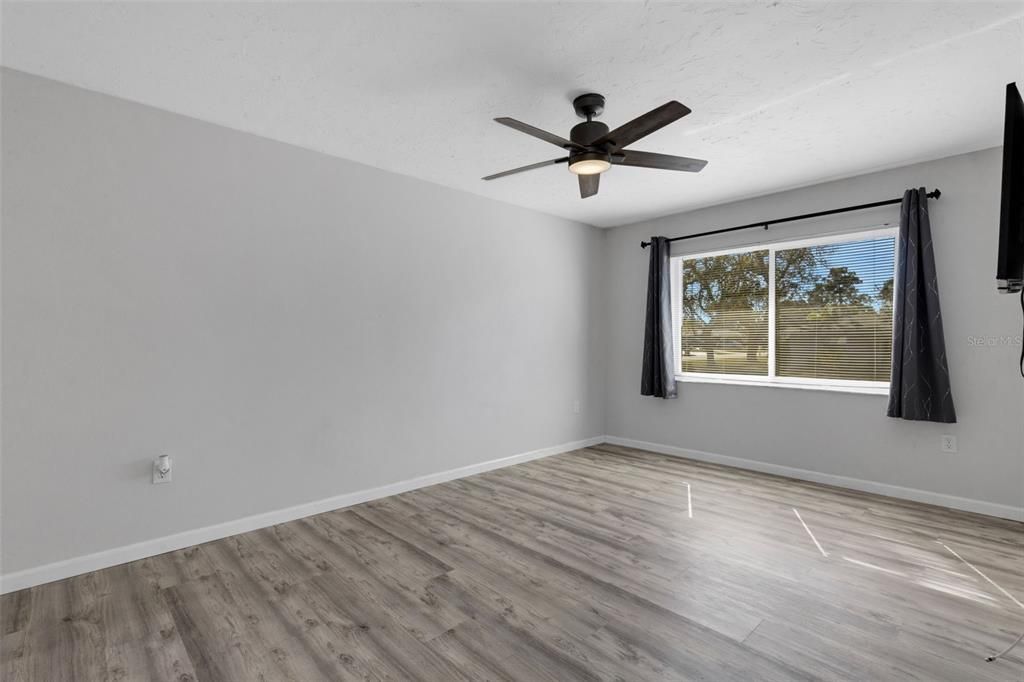 For Sale: $320,000 (2 beds, 2 baths, 988 Square Feet)