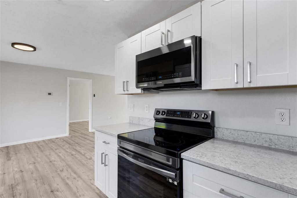 For Sale: $320,000 (2 beds, 2 baths, 988 Square Feet)