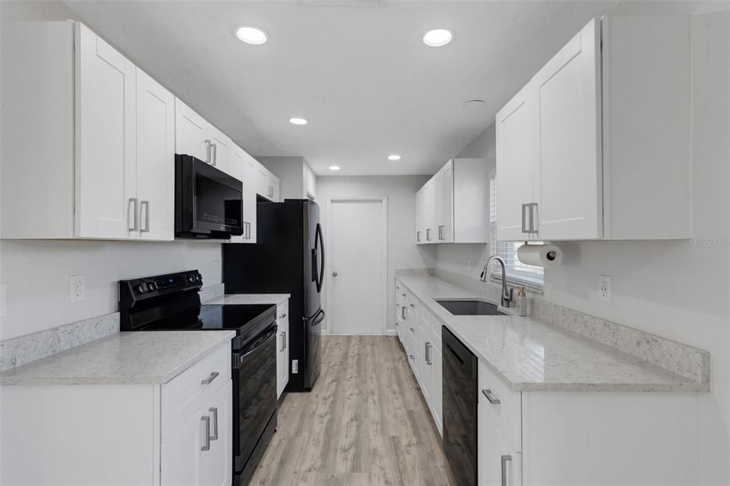 For Sale: $320,000 (2 beds, 2 baths, 988 Square Feet)