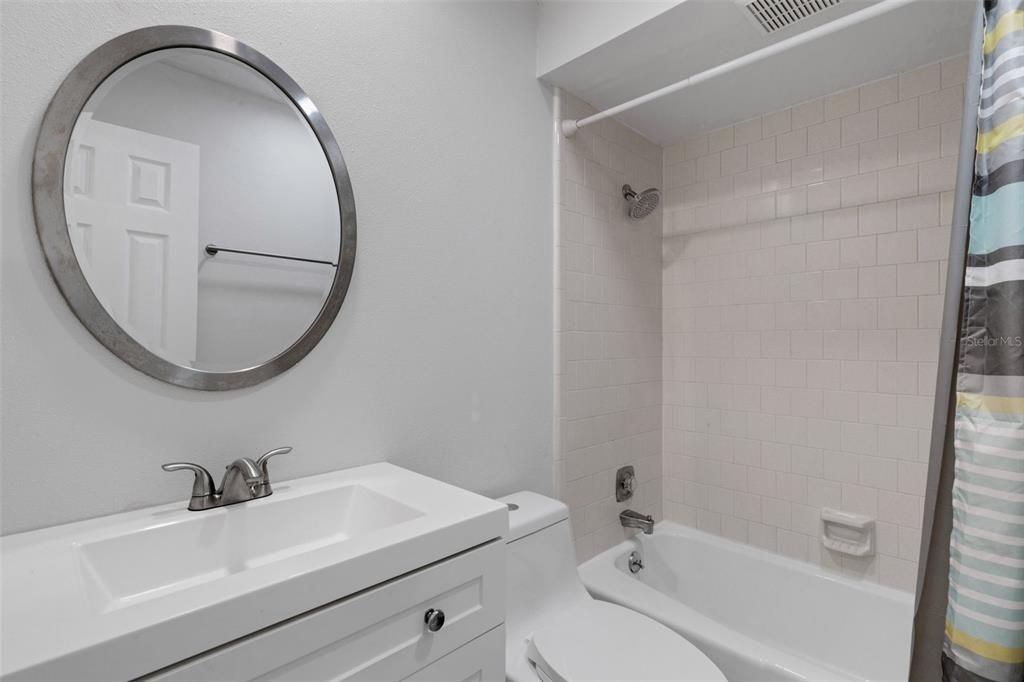 For Sale: $320,000 (2 beds, 2 baths, 988 Square Feet)