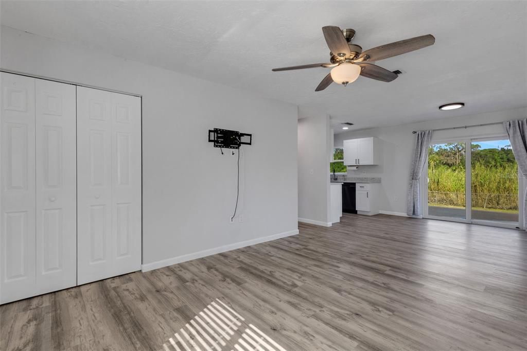 For Sale: $320,000 (2 beds, 2 baths, 988 Square Feet)