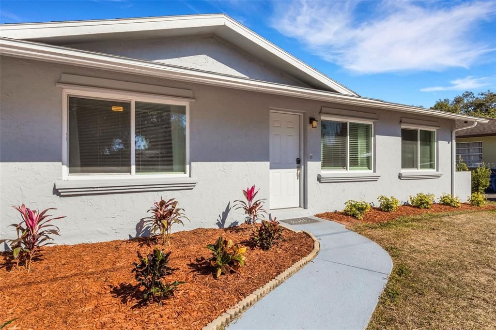 For Sale: $320,000 (2 beds, 2 baths, 988 Square Feet)