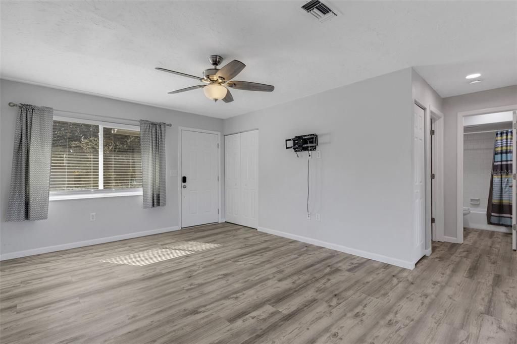 For Sale: $320,000 (2 beds, 2 baths, 988 Square Feet)