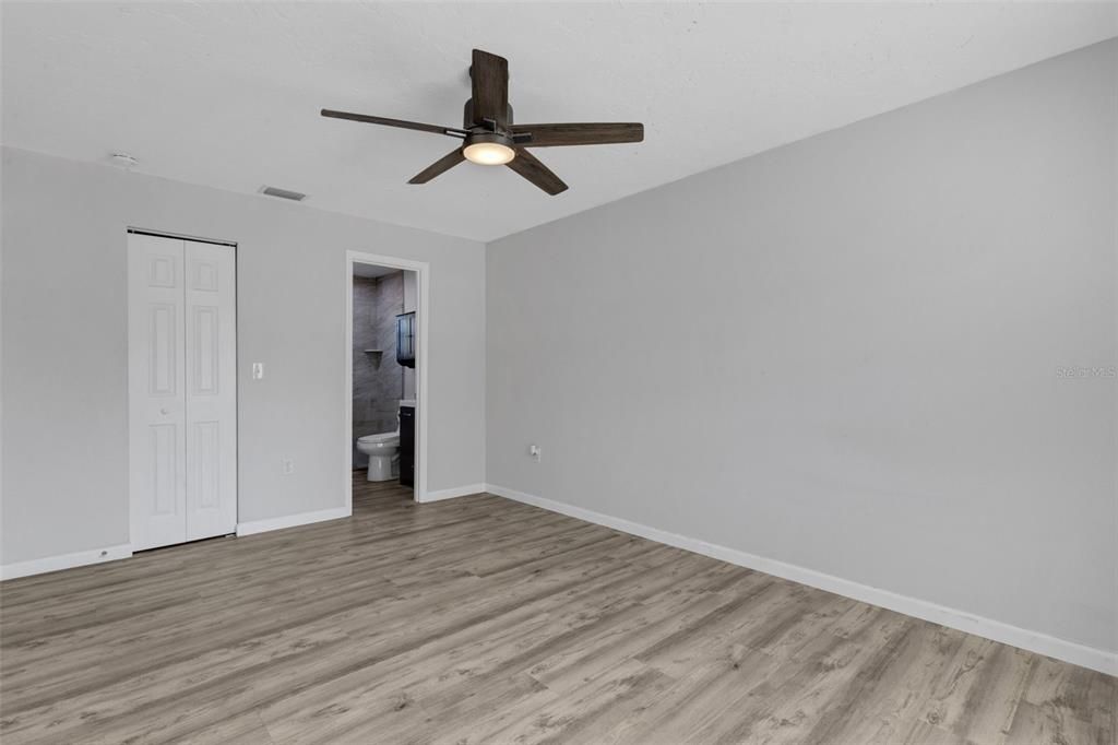 For Sale: $320,000 (2 beds, 2 baths, 988 Square Feet)