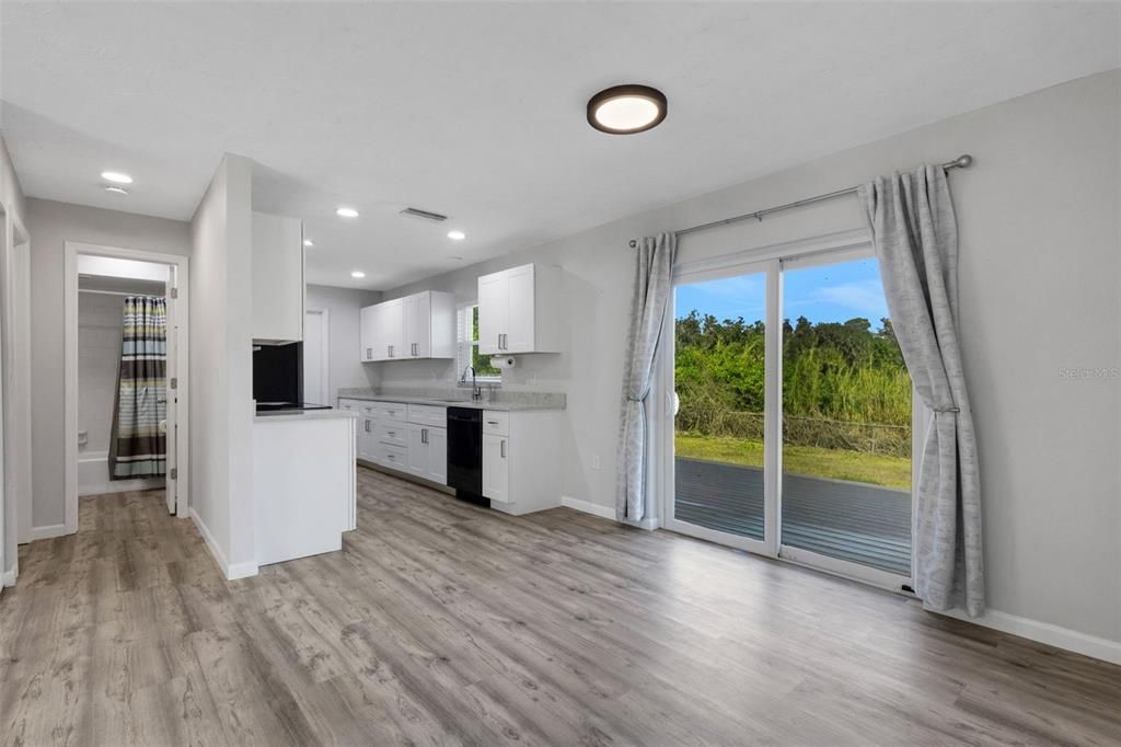 For Sale: $320,000 (2 beds, 2 baths, 988 Square Feet)