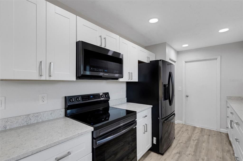 For Sale: $320,000 (2 beds, 2 baths, 988 Square Feet)