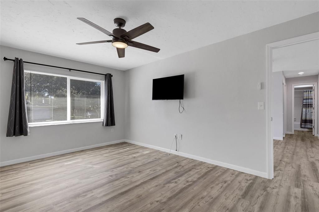 For Sale: $320,000 (2 beds, 2 baths, 988 Square Feet)