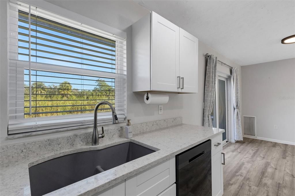 For Sale: $320,000 (2 beds, 2 baths, 988 Square Feet)