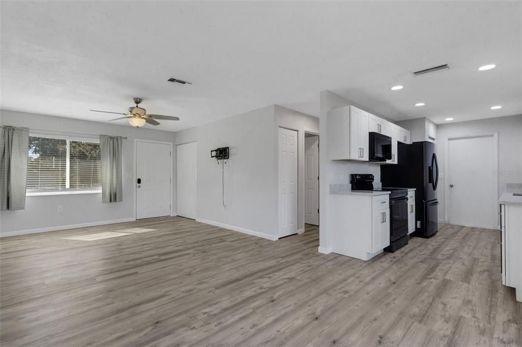 For Sale: $320,000 (2 beds, 2 baths, 988 Square Feet)