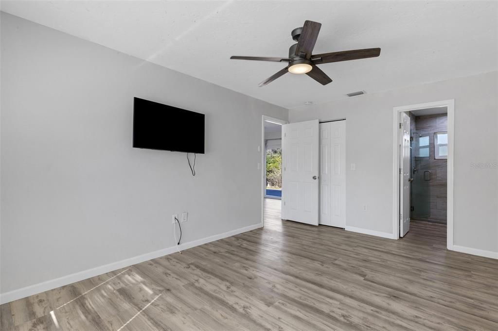 For Sale: $320,000 (2 beds, 2 baths, 988 Square Feet)