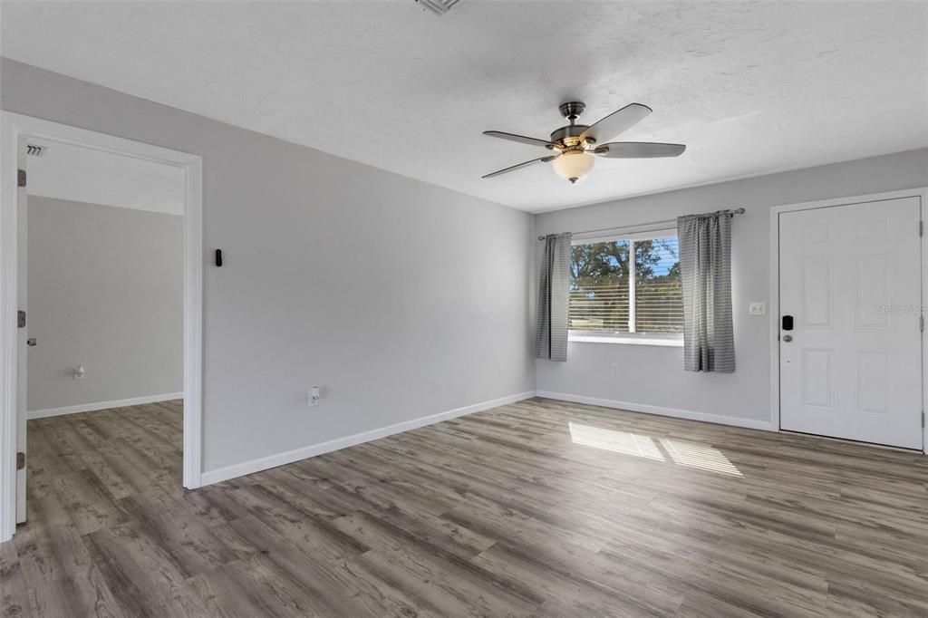 For Sale: $320,000 (2 beds, 2 baths, 988 Square Feet)