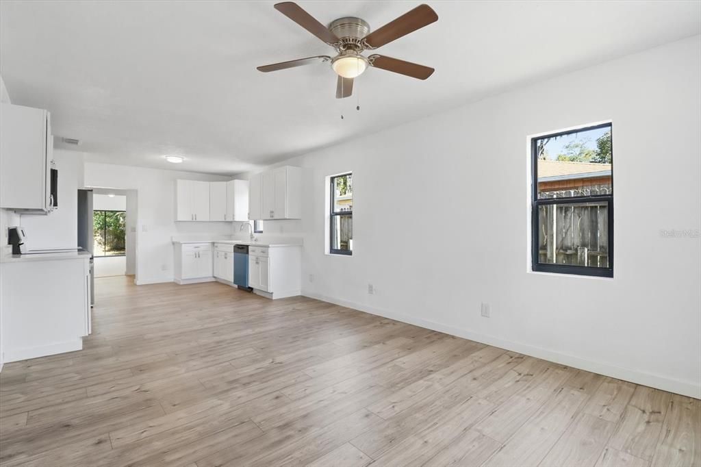 待售: $225,000 (3 贝兹, 2 浴室, 1560 平方英尺)