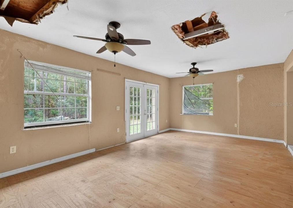 For Sale: $199,900 (4 beds, 2 baths, 2094 Square Feet)