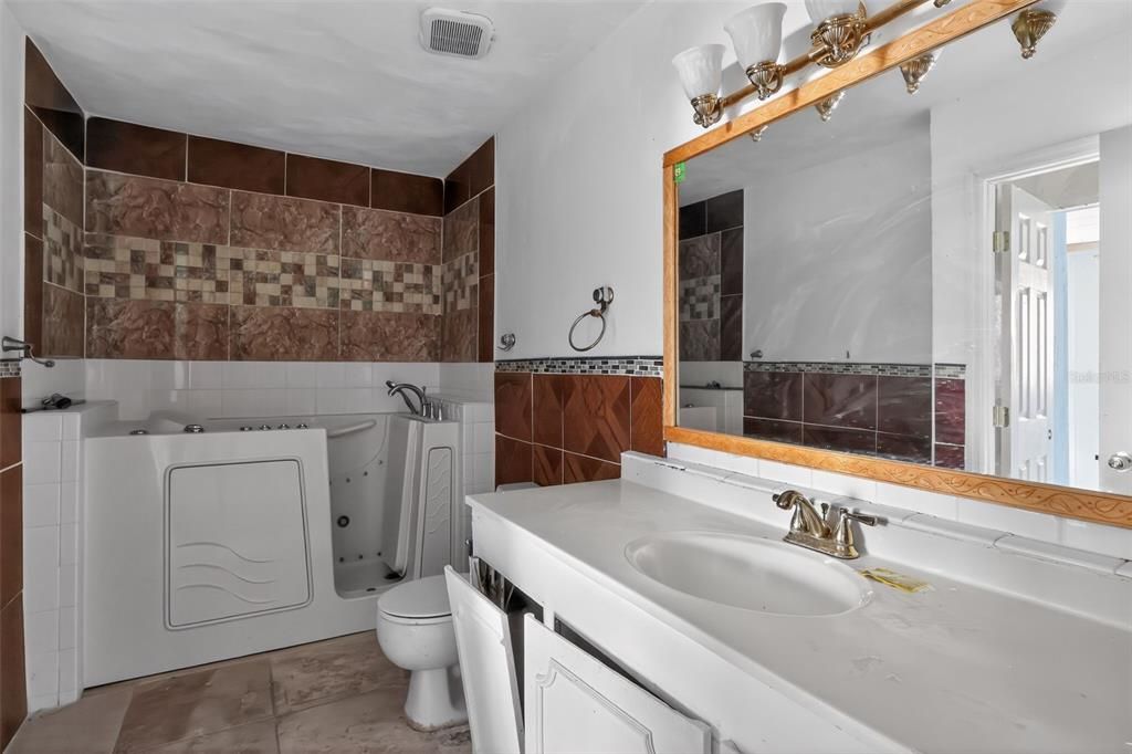 For Sale: $199,900 (4 beds, 2 baths, 2094 Square Feet)