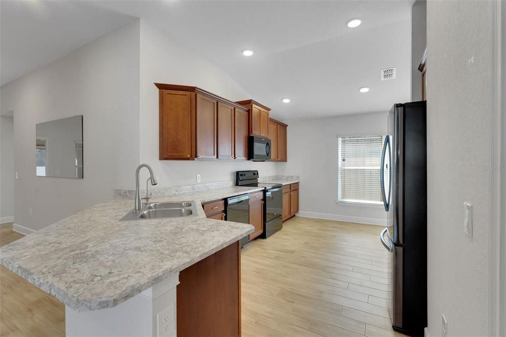 На продажу: $299,900 (4 спален, 2 ванн, 1814 Квадратных фут)