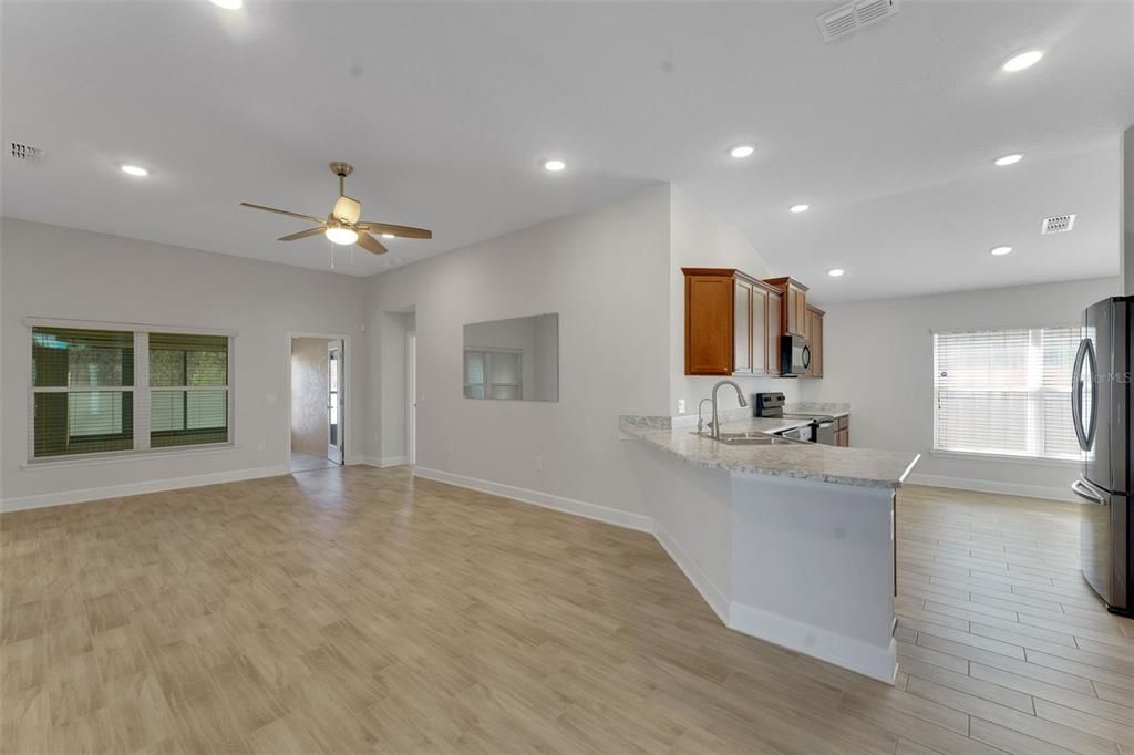 На продажу: $299,900 (4 спален, 2 ванн, 1814 Квадратных фут)