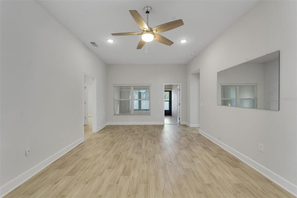 На продажу: $299,900 (4 спален, 2 ванн, 1814 Квадратных фут)