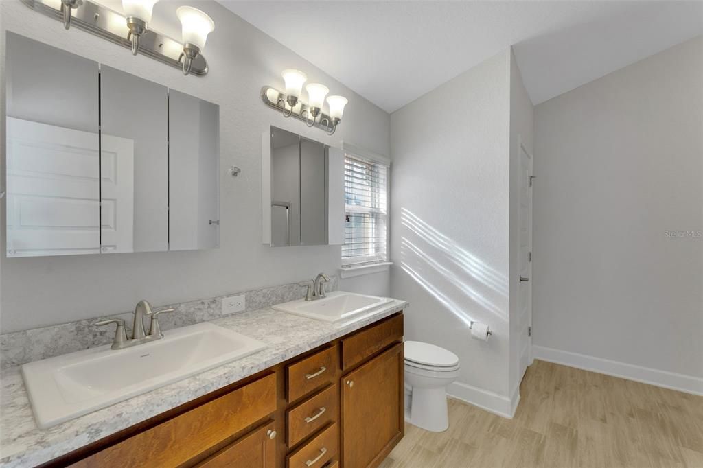 На продажу: $299,900 (4 спален, 2 ванн, 1814 Квадратных фут)