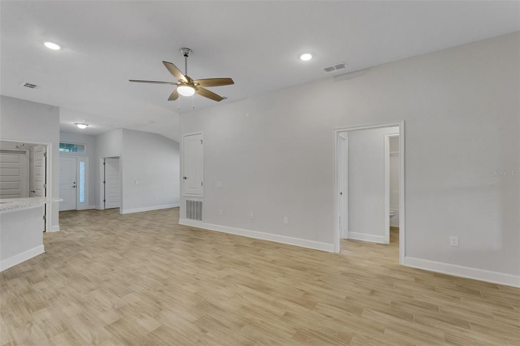 На продажу: $299,900 (4 спален, 2 ванн, 1814 Квадратных фут)