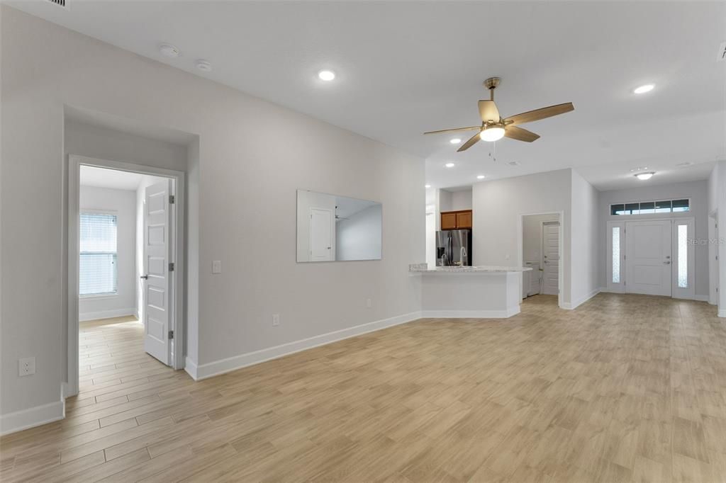 На продажу: $299,900 (4 спален, 2 ванн, 1814 Квадратных фут)