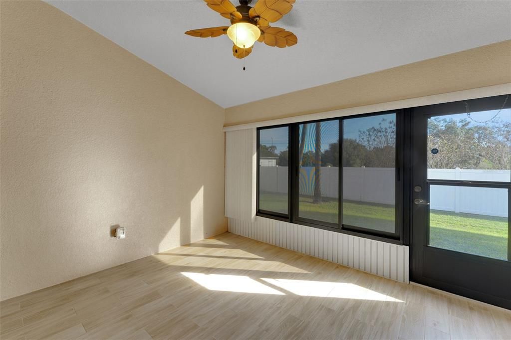 На продажу: $299,900 (4 спален, 2 ванн, 1814 Квадратных фут)