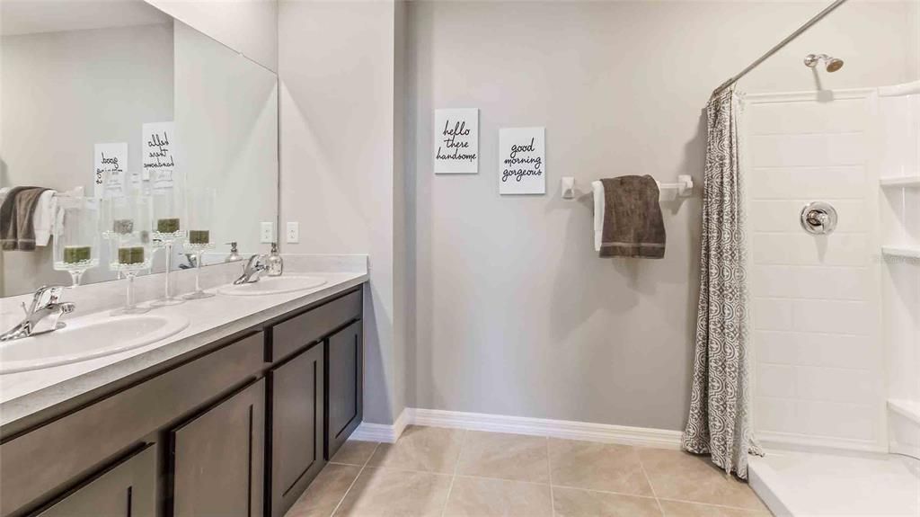 Activo con contrato: $437,990 (5 camas, 3 baños, 2453 Pies cuadrados)