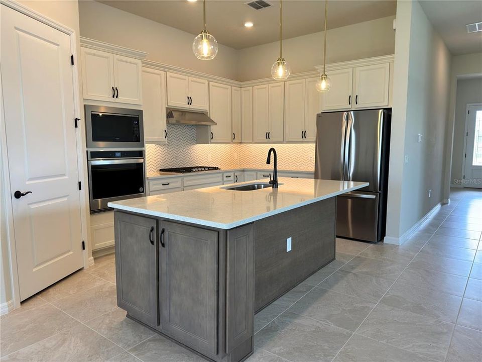 For Rent: $4,350 (3 beds, 3 baths, 2258 Square Feet)