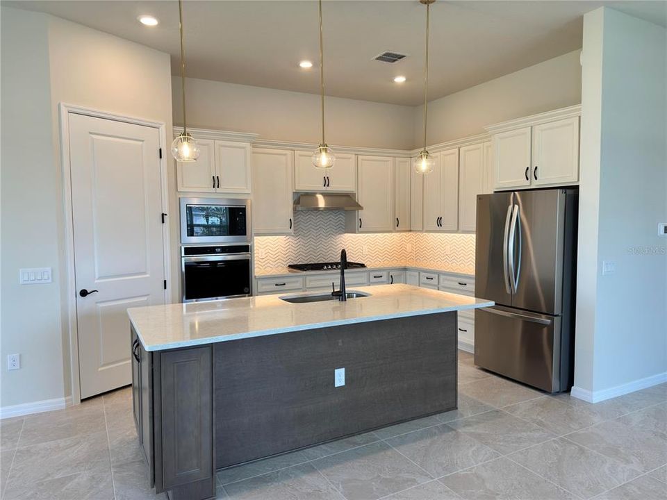 For Rent: $4,350 (3 beds, 3 baths, 2258 Square Feet)