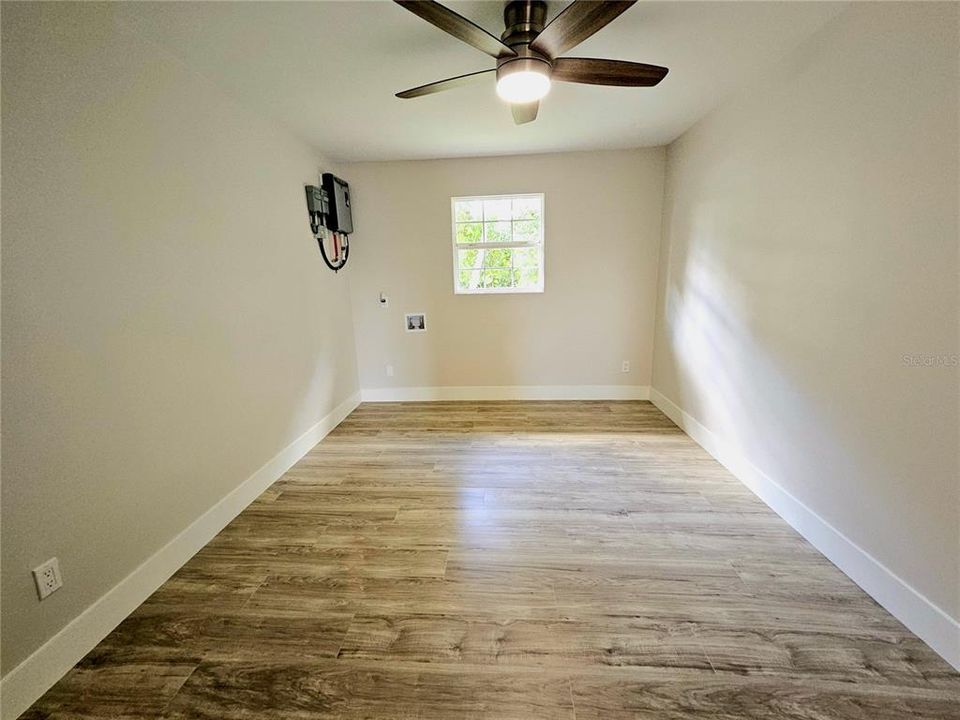 На продажу: $280,000 (3 спален, 1 ванн, 1312 Квадратных фут)