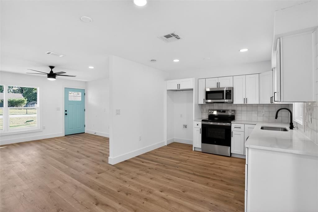 For Sale: $299,900 (3 beds, 2 baths, 1040 Square Feet)