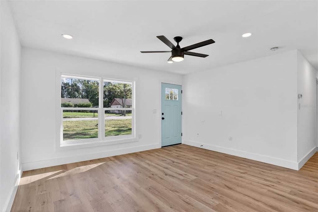 For Sale: $299,900 (3 beds, 2 baths, 1040 Square Feet)