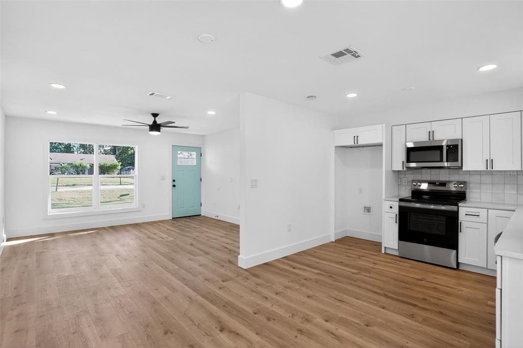 For Sale: $299,900 (3 beds, 2 baths, 1040 Square Feet)