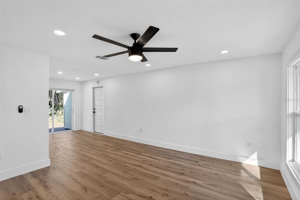 For Sale: $299,900 (3 beds, 2 baths, 1040 Square Feet)