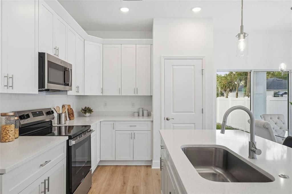 For Sale: $335,900 (3 beds, 2 baths, 1389 Square Feet)