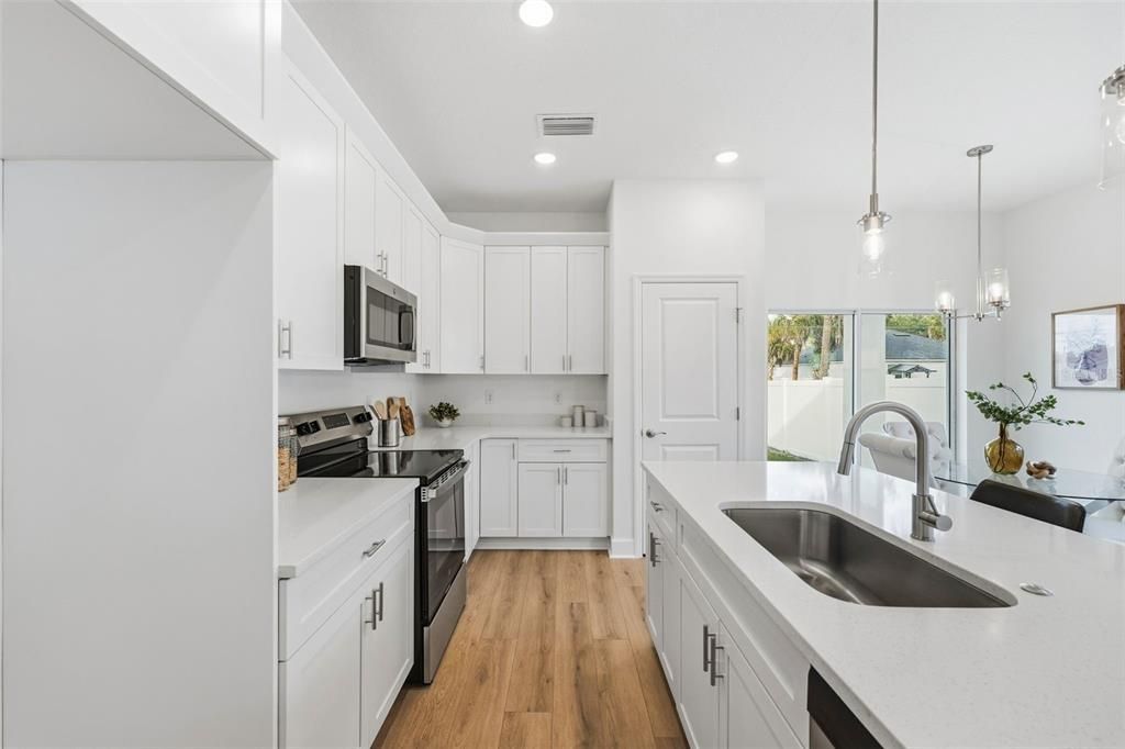 For Sale: $335,900 (3 beds, 2 baths, 1389 Square Feet)