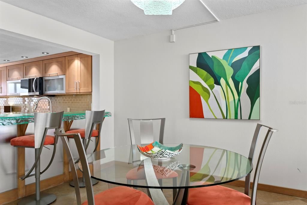 待售: $775,000 (2 贝兹, 2 浴室, 1165 平方英尺)