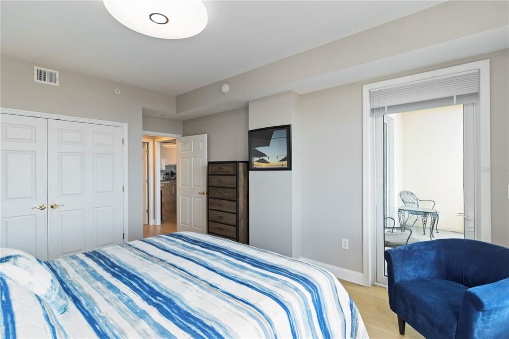 For Sale: $599,000 (1 beds, 1 baths, 695 Square Feet)