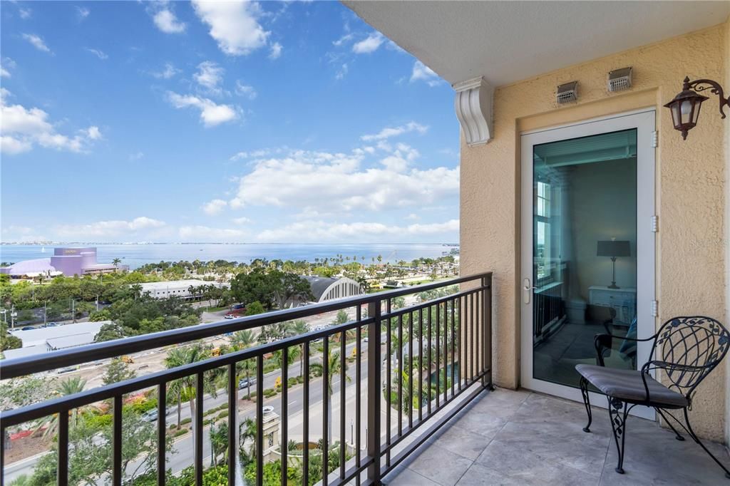 For Sale: $599,000 (1 beds, 1 baths, 695 Square Feet)