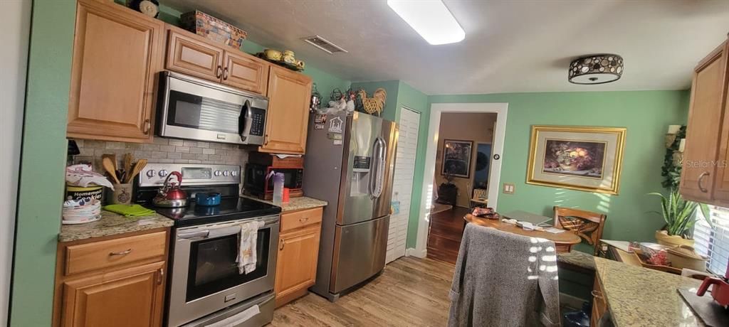 For Sale: $329,000 (2 beds, 2 baths, 1176 Square Feet)