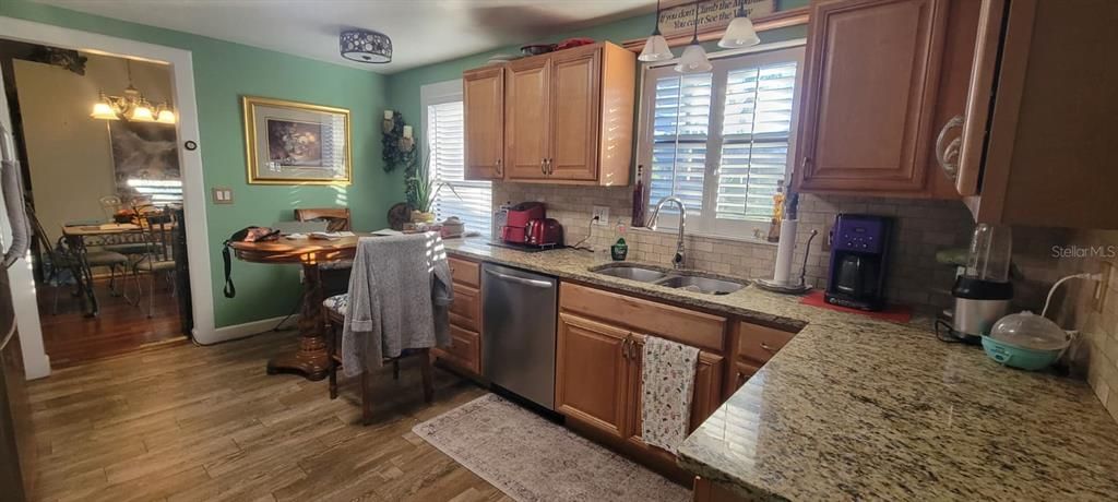 For Sale: $329,000 (2 beds, 2 baths, 1176 Square Feet)