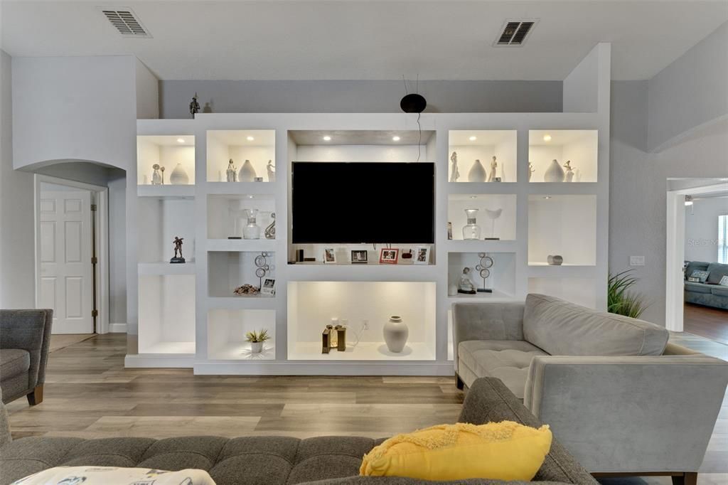 待售: $375,000 (4 贝兹, 2 浴室, 1707 平方英尺)