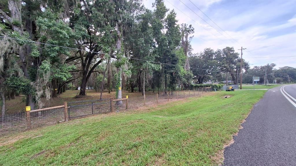 待售: $315,000 (3.01 acres)