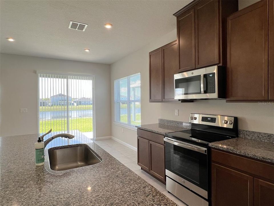 В аренду: $2,500 (4 спален, 3 ванн, 1996 Квадратных фут)